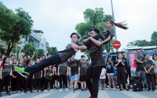 18 vũ công nhí gây náo loạn phố đi bộ Hà Nội