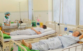 Hơn 100 người nhập viện khi nghỉ mát tại Sầm Sơn là do ngộ độc thức ăn