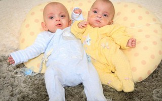 Sự kỳ diệu của cặp song sinh non nhất nước Anh ra đời cách nhau 5 ngày