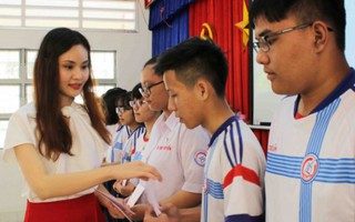 Top 10 Miss Photo 2017 Thanh Trúc trao tặng 12 suất học bổng 