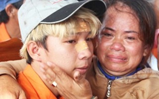 Những phụ nữ bật khóc khi 34 ngư dân trở về