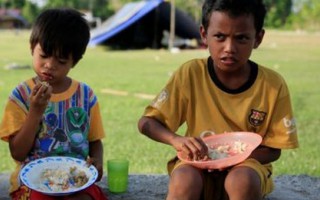 Hàng ngàn trẻ lạc cha mẹ sau động đất, sóng thần ở Indonesia