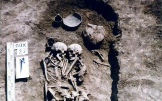 Bất ngờ cặp 'vợ chồng hài cốt' ôm nhau suốt 3.000 năm