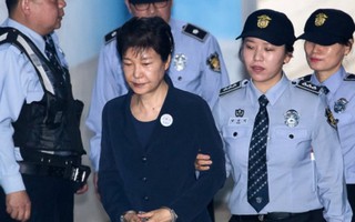 Cựu Tổng thống Park Geun-hye bị còng tay khi tới toà
