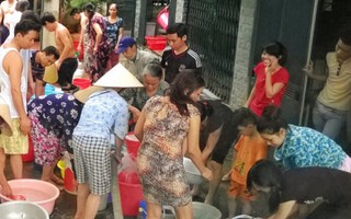 Mới chớm hè, dân phố cổ Hà Nội đã khốn khổ vì thiếu nước