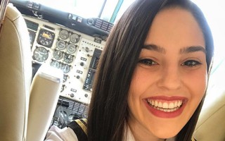 Nữ phi công nóng bỏng nhất thế giới gây sốt mạng xã hội