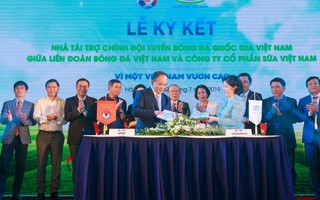 Vinamilk tài trợ chính cho các đội tuyển Bóng đá quốc gia Việt Nam