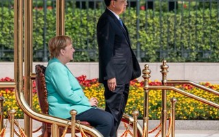 Thủ tướng Angela Merkel lại gây đồn đoán về sức khỏe khi ngồi ghế duyệt đội danh dự