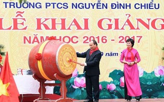 Mẹ nghẹn ngào trước sự thay đổi lớn của con khiếm thị