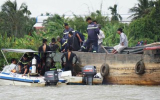 Tìm thấy thi thể hai mẹ con bị chìm ghe trên sông Sài Gòn 