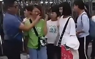 Giáo viên chặn nữ sinh tại cổng trường, dùng khăn lau sạch phấn trang điểm