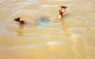Thanh Hóa: 2 cháu bé tử vong dưới ao nước sau nhà