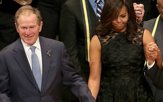 Ông Bush nhún nhảy trong lễ tưởng niệm vụ nổ súng Dallas