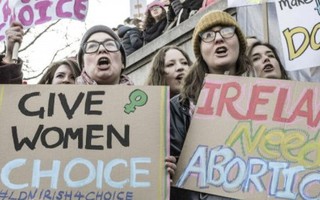 Cử tri Ireland ủng hộ bãi bỏ luật cấm phá thai khắt khe