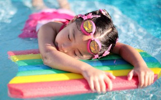 4 loại bệnh da liễu trẻ dễ mắc ở hồ bơi