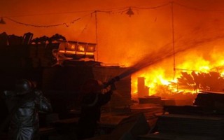 Xưởng gỗ hơn 2.000 mét vuông ở Hà Nội cháy dữ dội