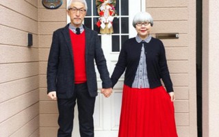 Cặp vợ chồng tuổi 60 ngày nào cũng diện đồ đôi 