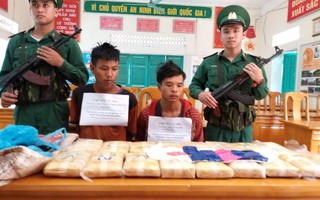 Quảng Bình: Bắt 2 người Lào thu giữ 100.000 viên ma túy 