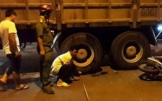 Đồng Nai: Xe máy va chạm xe tải trên cầu, mẹ tử nạn, con bị thương