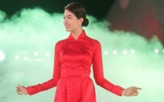 Lệ Hằng tỏa sáng trên sân khấu Festival Huế 2016