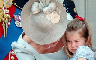 Công chúa Charlotte bất ngờ bật khóc trong lễ mừng sinh nhật Nữ hoàng Anh