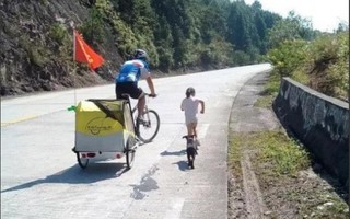 Hai cha con 'phượt' 13.000 km bằng xe đạp