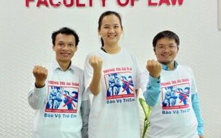 Trước phiên tòa xử Nguyễn Hữu Linh: Dân mạng mặc áo kêu gọi 'trừng trị ấu dâm, bảo vệ trẻ em'
