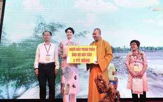 Người mẫu Trang Trần ủng hộ 1 tỷ đồng xây cầu cho người nghèo