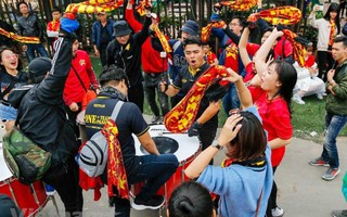 Cổ động viên khuấy động ‘chảo lửa’ Mỹ Đình trước trận chung kết Việt Nam - Malaysia