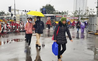 Dòng người hối hả rời Thủ đô nghỉ lễ trong mưa rét