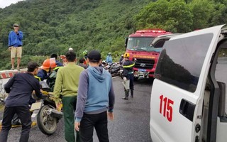 Xe khách rơi xuống vực ở đèo Hải Vân, 23 người gặp nạn