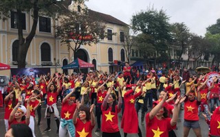 Hàng trăm fan nữ quẩy tung phố đi bộ Hồ Gươm cổ vũ U23 Việt Nam