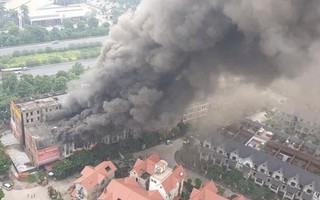 Hà Nội: Cháy lớn cạnh Thiên Đường Bảo Sơn, nhiều biệt thự chìm trong khói