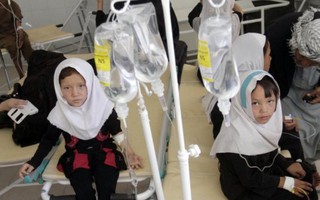 Hơn 60 nữ sinh Afghanistan trúng độc từ nguồn nước