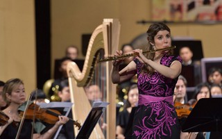 Adriana Ferreira biểu diễn sáo Flute bằng vàng trên sân khấu Việt