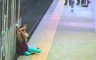 Một phụ nữ thoát chết khi bị tàu điện ngầm kéo lê 
