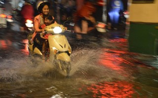 Người Sài Gòn 'rẽ sóng' về nhà sau trận mưa cực lớn