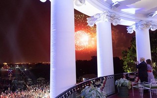 Vợ chồng Tổng thống Donald Trump xem bắn pháo hoa mừng quốc khánh Mỹ