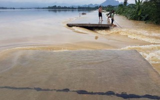 Hà Nội vỡ đê sông Bùi, cả làng chìm trong nước