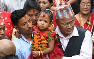 Cô bé 3 tuổi trở thành "Nữ thần sống" tại Nepal