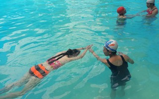 Mùa hè, đắt hàng dịch vụ bơi dành cho phụ nữ và trẻ em 