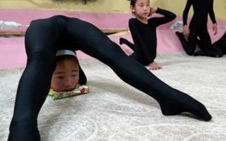 Bên trong lò luyện uốn dẻo của các bé gái Mông Cổ