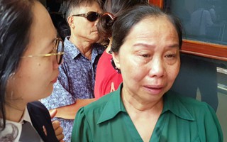 Vụ án chạy thận: Mẹ bị cáo Sơn khóc nức nở trước khi tòa tuyên án