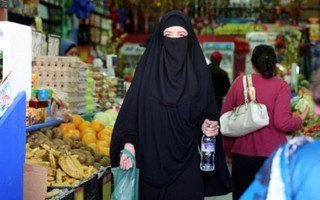 Tòa án Nhân quyền châu Âu ủng hộ lệnh cấm phụ nữ mang khăn trùm đầu