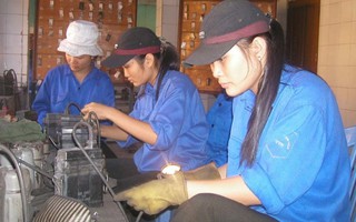 Lao động nữ Việt Nam: Làm nhiều nhưng thu nhập chưa tương xứng