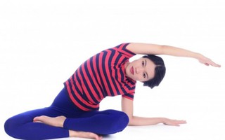 Quý cô công sở 'đánh bay' mỏi cột sống với bài Yoga tại gia