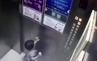 Lạnh gáy cảnh bé 2 tuổi một mình trong thang máy trước khi tử vong