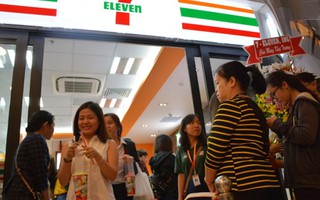 Người Sài Gòn xếp hàng mua sắm ở 7-Eleven đầu tiên