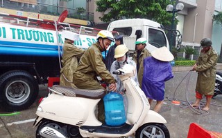Dân chung cư ở Hà Nội đội mưa lấy nước sạch