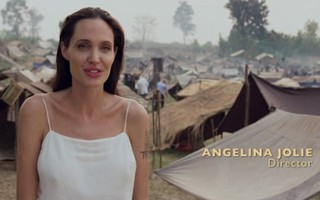 Angelina Jolie bị chỉ trích nhạo báng trẻ em nghèo Campuchia bằng tiền